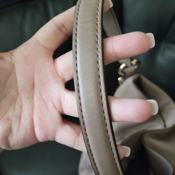 Michael Kors Gladstone Bucket Shoulder Bag TAUPE - Picture 3 of 10